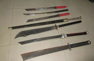 囂張逃犯持刀挑釁警方，法網恢恢終將自食惡果